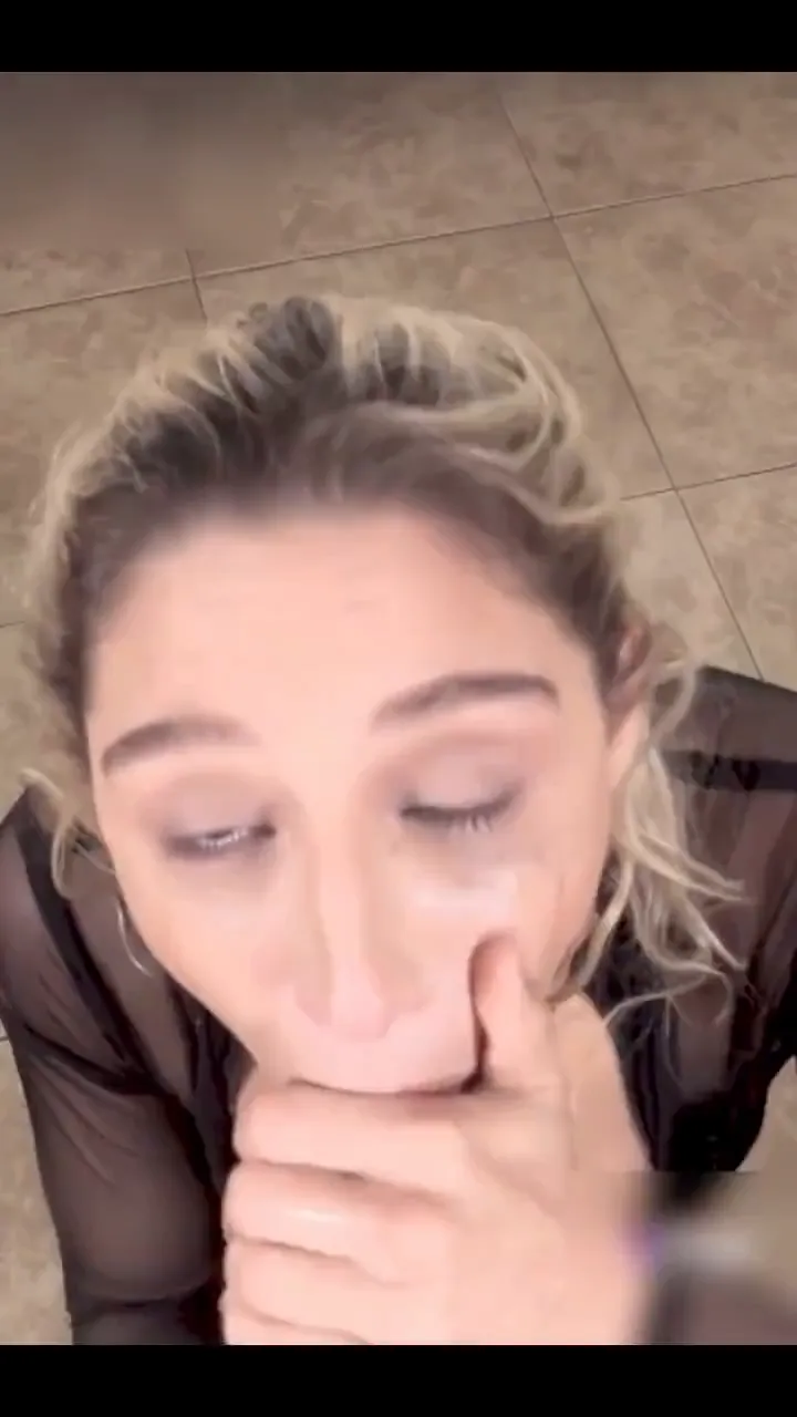 This sinful vixen is chowing down on a massive coc @valeriaveenude44asd -  Avrebo